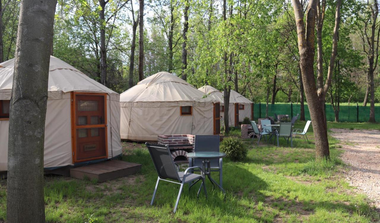 Oeko Kemping Es Glamping Tiszadada Exterior photo